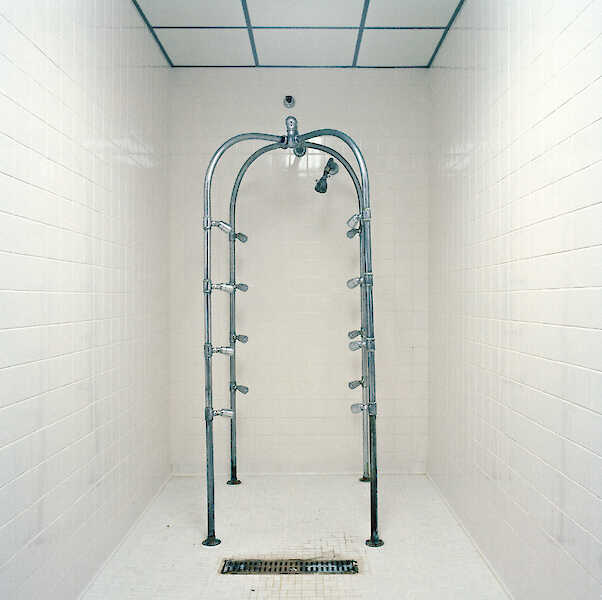 Lucinda Devlin: Scotch Douche, The Homestead, Hot Springs, Virginia, 1989, Aus der Serie „Corporal Arenas”