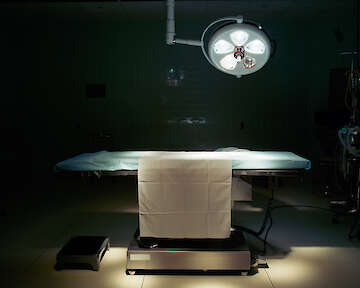  Lucinda Devlin: Operating Room #8, Forrest General Hospital, Hattiesburg, Mississippi, 1998, aus der Serie „Corporal Arenas” © Lucinda Devlin, Courtesy Galerie m, Bochum