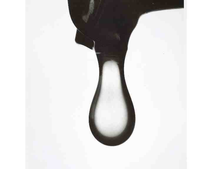  Wassertropfen, ca. 1953, Vintage ferrotyped gelatin silver print on Leonar paper, 24,2 x 18 cm © Copyright:  Peter Keetman © Stiftung F.C. Gundlach, 2023
