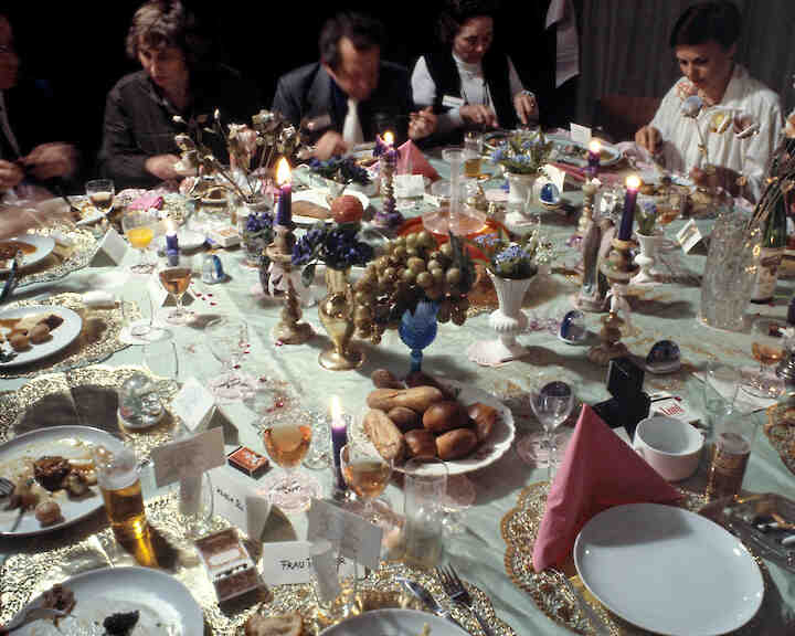  Aus der Serie: Hommage à Karl Marx – Galadiner für berühmte Namensträger von und für Professor Daniel Spoerri, 1978 © Timm Rautert