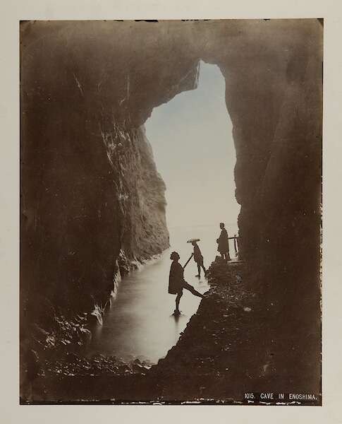 Kusakabe Kimbei: "1015. Cave in Enoshima", 1890er Jahre