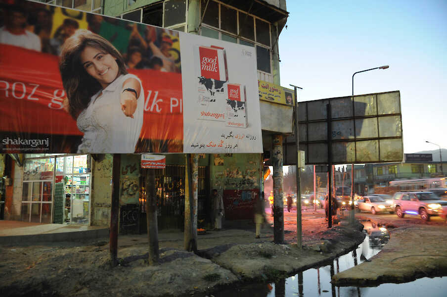 Billboard Girl, aus: Finding Afghanistan / modo Verlag
