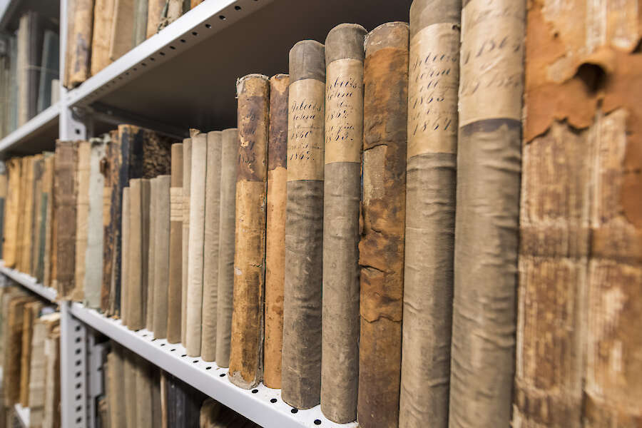 Regal im Aktendepot des Dombauarchivs